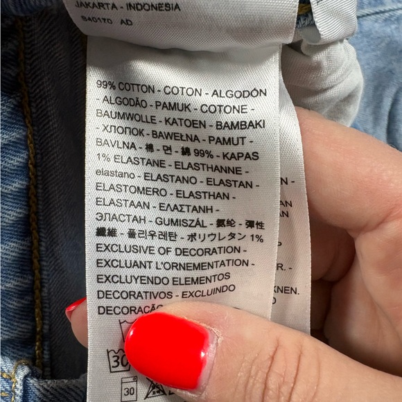 Levis NWT Ribcage Button Fly Light Wash Distressed Denim Shorts Women’s Size 24 - Picture 8 of 10